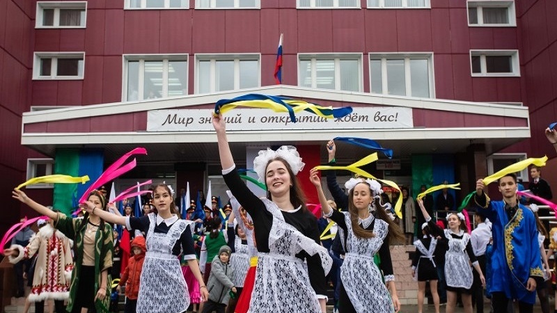 Здесь мы живём, учимся, взрослеем